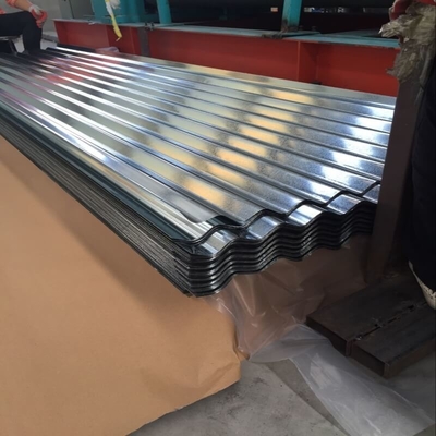 Spcc galvanizó cubrir la hoja PVDF pinta la hoja de acero acanalada del tejado