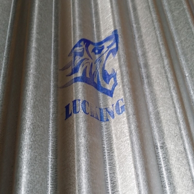 El panel acanalado de acero galvanizado del tejado tan requieren color y el lustre es rico